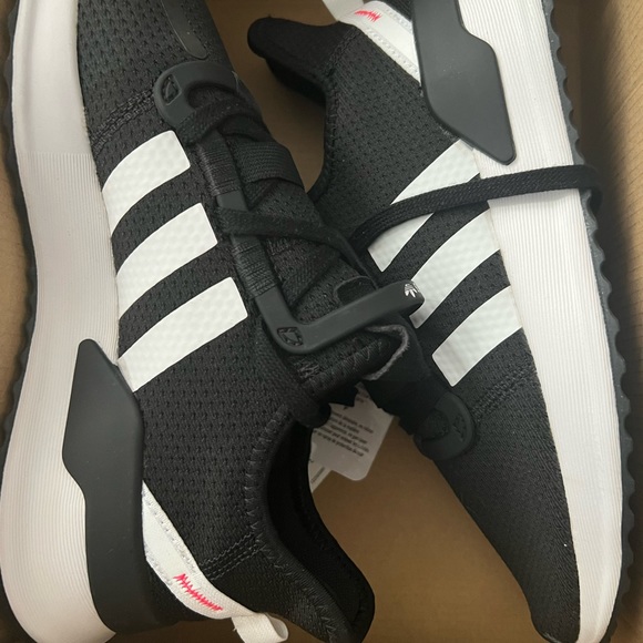 New in box Addias shoes - Picture 2 of 4